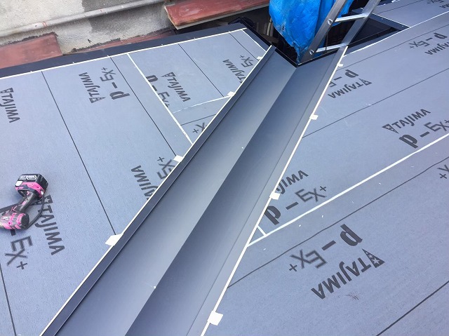 奈良市でガルバリウム鋼板立平葺きで雨漏りの心配も払拭、屋根の完成